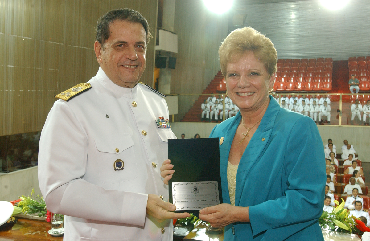O vice-almirante Marclio Carmo de Castro e a deputada Rosmary Corra <a style='float:right;color:#ccc' href='https://www3.al.sp.gov.br/repositorio/noticia/03-2008/sol marinha alm edep918mau.jpg' target=_blank><i class='bi bi-zoom-in'></i> Clique para ver a imagem </a>